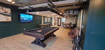 Game room at Lakeview 3200 Apartments, Illinois